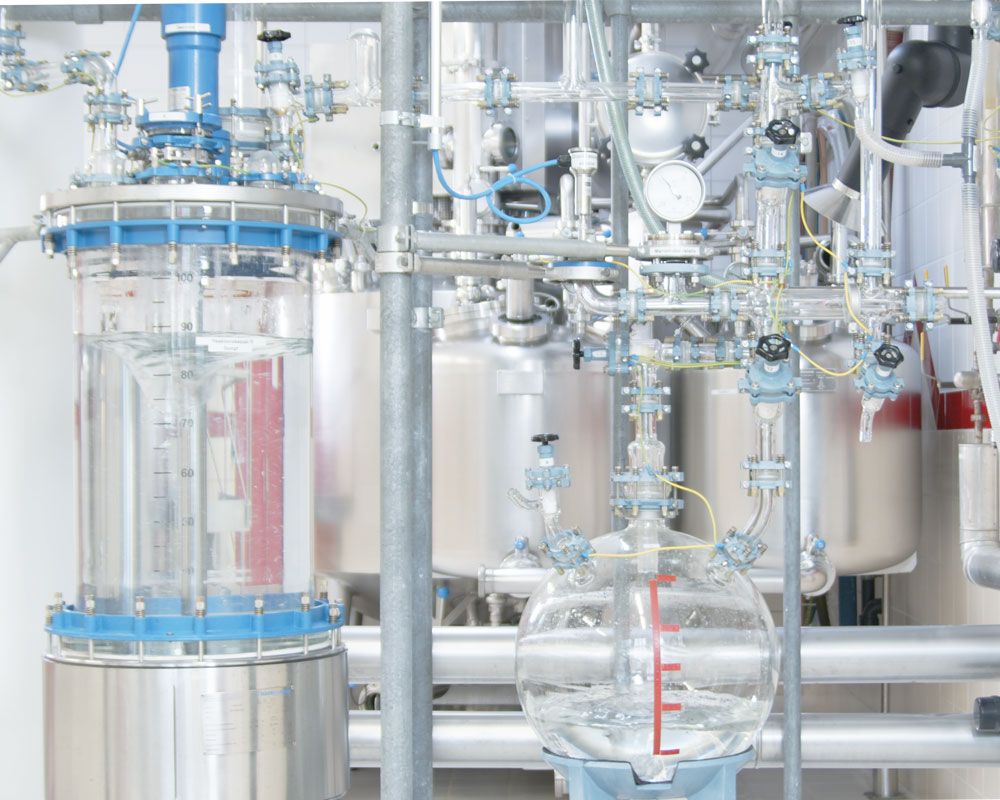 Vue partielle d'une grande installation de distillation remplie de liquide transparent